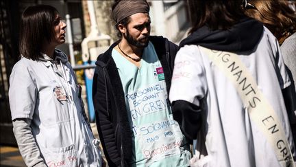 Du personnel des urgences de l'hôpital Saint-Antoine à Paris en grève pour protester contre leurs conditions de travail et l'insécurité. Le 14 avril 2019. (MAXPPP)