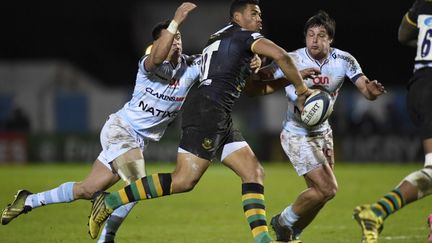 Dan Carter et Henry Chavancy en défense face au puissant centre Luther Burrell  (JEAN MARIE HERVIO / DPPI MEDIA)