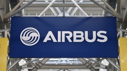 Un logo sur le site d'assemblage de l'Airbus A380 à Blagnac (Haute-Garonne), le 21 mars 2018.&nbsp; (PASCAL PAVANI / AFP)