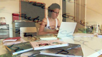 Léonie en pleine retranscription de ses notes
 (France 2 Culturebox Capture d&#039;écran)