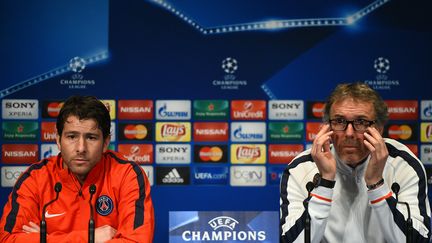 Maxwell et Laurent Blanc en conférence de presse avant le quart de finale face à Manchester City (FRANCK FIFE / AFP)