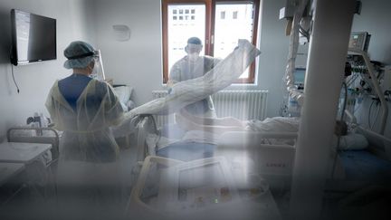 Des soignants traitent un&nbsp;patient atteint du Covid-19 à Berlin (Allemagne), le 20 avril 2021. (KAY NIETFELD / DPA / AFP)