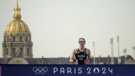 Un cadre des plus prestigieux pour la victoire la plus prestigieuse de la carrière de Cassandre Beaugrand. Médaillée de bronze en relais mixte à Tokyo 2020, la triathlète s'impose en solo sur le pont Alexandre III, dos aux Invalides. Elle devient la première Française championne olympique de sa discipline. (SIPA)