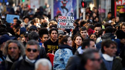 Des lycéens lors d'une manifestation à Marseille le 11 décembre 2018. (GERARD JULIEN / AFP)