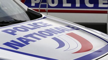 Des voitures de police devant le commissariat de Bordeaux, le 8 février 2016. (Photo d'illustration) (REGIS DUVIGNAU / REUTERS)