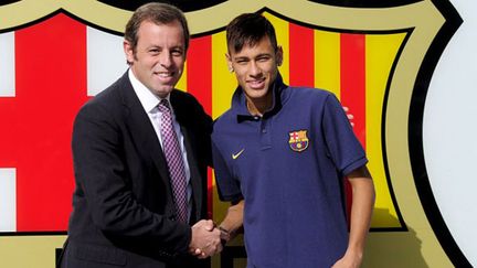 L'ex président du FC Barcelone Sandro Rosell aux côtés du Brésilien Neymar