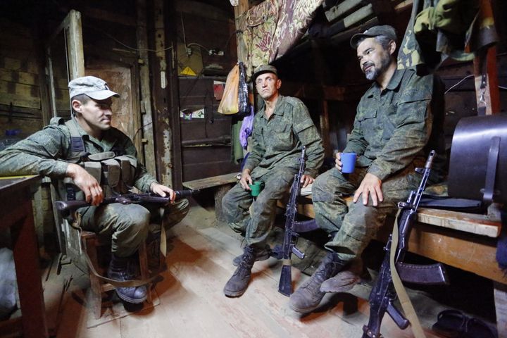 Separatist pro-Russian soldiers from the self-proclaimed republic of Lugansk on August 24, 2021 on the contact line.  (ALEXANDER USENKO / ANADOLU AGENCY VIA AFP)