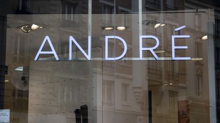 La vitrine d'un magasin André, à Paris, le 10 février 2023. (MAGALI COHEN / HANS LUCAS / AFP)