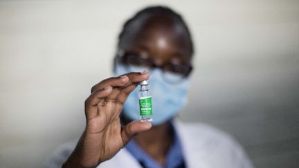 Une infirmière de l'hôpital national Kenyatta (Nairobi) montre un flacon du vaccin Covid-19 Covishield, la version indienne du vaccin Oxford-AstraZeneca, le 24 mars 2021. (ROBERT BONET / NURPHOTO)