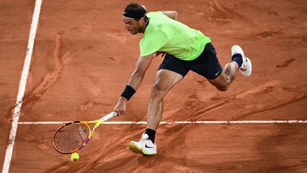 Rafael Nadal a éliminé Richard Gasquet au deuxième tour de Roland-Garros. (ANNE-CHRISTINE POUJOULAT / AFP)