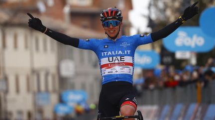 Remco Evenepoel célèbre sa victoire à Carpegna, le 12 mars 2022. (LUCA BETTINI / AFP)