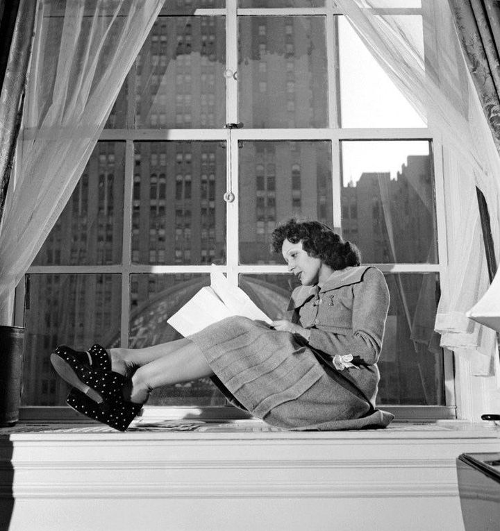 Piaf lisant à New York, à l'hôtel Intercontinental, en avril 1950
 (INTERCONTINENTALE / AFP)