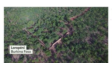 Dans la partie sud du Burkina Faso, au milieu des arbres, une forteresse mystérieuse reste à découvrir : Loropéni.