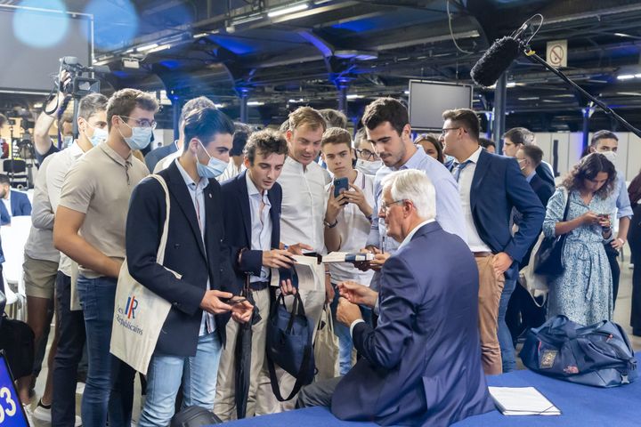 Michel Barnier entouré de jeunes militants LR, lors de la rentrée des jeunes Républicains, à Paris, le 4 septembre 2021. (MAXPPP)