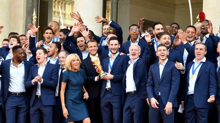 Emmanuel et Brigitte Macron reçoivent l'équipe de France de football, championne du monde, à l'Elysée, le 16 juillet 2018. (MUSTAFA YALCIN / ANADOLU AGENCY / AFP)