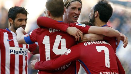 Fernando Torres félicité par Antione Griezmann, Gabi et Juanfran (PAU BARRENA / AFP)