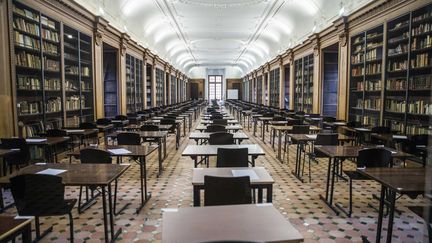 Une salle vide avant l'épreuve du bac de philosophie, au lycée Henri IV à Paris, le 15 juin 2017. (NICOLAS KOVARIK / MAXPPP)