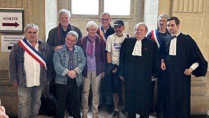 Le comité de soutien Mis et Thiennot célèbre la décision de la commission d'instruction, autour de Thierry Thiennot, fils de Gabriel Thiennot, le 5 octobre 2023. (PHELINE LELOIR-DUAULT / RADIO FRANCE)