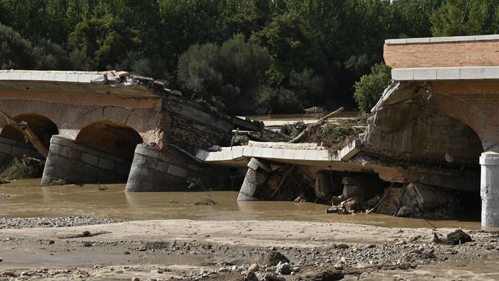 Un pont traversant le cours d'eau Alberche détruit par les inondations, le 4 septembre 2023 à Aldea del Fresno, près de Madrid (Espagne). (OSCAR DEL POZO / AFP)