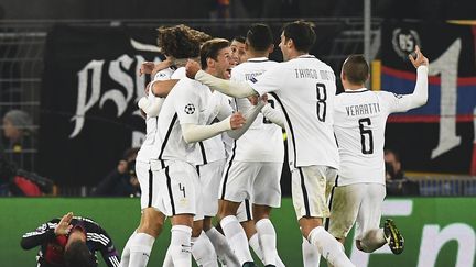 Les Parisiens célèbrent leur qualification en huitièmes de finale, le 1er novembre 2016, sur la pelouse du FC Bâle.&nbsp; (FRANCK FIFE / AFP)