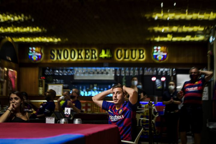 Les supporters du FC Barcelone abasourdis par la claque reçue par le Barça en quart de finale de la Ligue des champions contre le Bayern Munich (8-2) (PATRICIA DE MELO MOREIRA / AFP)