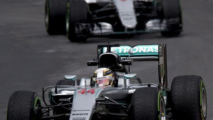 Lewis Hamilton conquérant avec sa Mercedes (JOE KLAMAR / AFP)