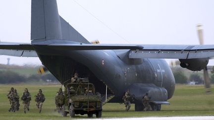 Un groupe de commandos participe à un exercice sur la base aérienne 123&nbsp;Orléans-Bricy, le 18 septembre 2002. (ALAIN JOCARD / AFP)