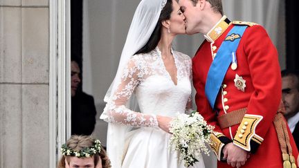 Le baiser du prince William (D) et de Catherine Middleton, duchesse de Cambridge sur le balcon de Buckingham Palace, Londres (Royaume-Uni), le 29 avril 2011. (LEON NEAL / AFP)