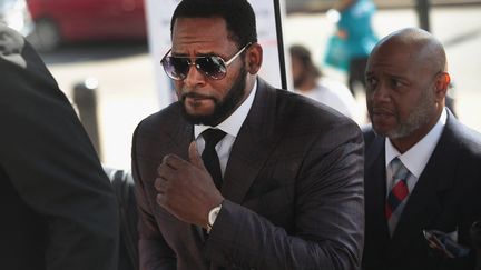 L'artiste américain R. Kelly arrive à la cour criminelle de Leighton pour une audience, le 29 juin 2019 à Chicago (SCOTT OLSON / GETTY IMAGES NORTH AMERICA)