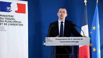 Le ministre du Travail, Olivier Dussopt lors de sa conférence de presse sur la réforme de l'assurance-chômage, à Paris, le 21 novembre 2022. (BERTRAND GUAY / AFP)
