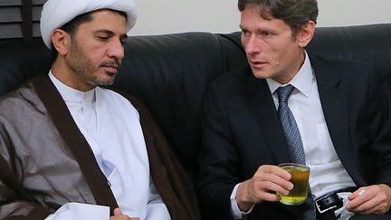 Accusé d’ingérence dans les affaires intérieures de Bahreïn, le secrétaire d'Etat adjoint américain Tom Malinowski est jugé «persona non grata» à Bahreïn. Il est prié de quitter le pays. Dans le courant du mois de juillet, la justice suspend pour trois mois les activités du Wefaq. Quelques jours plus tard, Justice et Développement, une formation de technocrates à dominante chiite, et Action nationale démocratique, une alliance de militants de gauche et de nationalistes arabes, sont menacés.
              

  (AL-WEFAQ / AFP)