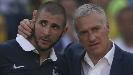 L'attaquant fran&ccedil;ais Karim Benzema et le s&eacute;lectionneur Didier Deschamps, le 4 juillet 2014 au stade Maracana de Rio de Janeiro. ( CHARLES PLATIAU / REUTERS)