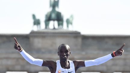 Avec un temps de 2h01'39", le Kényan de 33 ans devient le premier humain à courir l'épreuve sous les 2 heures 2 minutes. Il est également celui qui s'est approché le plus près de la barrière mythique des 2 heures lors d'un test privé en Italie en 2017, en courant les 42,195 km en 2h25". Mais réussi hors compétition, le temps n'a pas été homologué. Depuis des décennies, Kényans et Ethiopiens dominent les courses de fond au niveau mondial, que ce soit le 3000 mètres steeple, le 5000, le 10.000 et, donc, le marathon. Des chercheurs ont tenté d’expliquer cette domination mondiale. Ont ainsi été évoquées des raisons culturelles, plus ou moins probantes. Mais aussi proprement scientifiques, comme le fait que ces deux populations évoluent sur les hauts plateaux de la vallée du Rift. «Mais des analyses médicales n’auraient rien révélé de particulier», croit savoir le site jogging-plus.com. Leurs athlètes «n’ont pas, par exemple, de VO2 max (le volume d’oxygène maximal) différent des autres.» (JOHN MACDOUGALL / AFP)