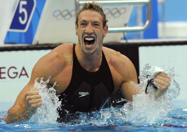 Alain Bernard lors de sa médaille d'or sur le 100m nage libre aux Jeux olympiques de Pékin en 2008.&nbsp; (TIMOTHY CLARY / AFP)