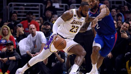 Lebron James (Los Angeles Lakers) défendu par Kawhi Leonard (Los Angeles Clippers) (HARRY HOW / GETTY IMAGES NORTH AMERICA)