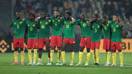 Les joueurs du Cameroun lors de la séance de tirs au but face au Burkina Faso, le 5 février en petite finale de la CAN 2022.&nbsp; (KENZO TRIBOUILLARD / AFP)