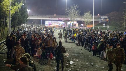 Des migrants attendent de traverser la frontière entre la Slovénie et l'Autriche à Sentilj, le 6 novembre 2015. (RENE GOMOLJ / AFP)