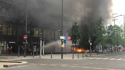 Un bus électrique de la RATP en feu, le 29 avril 2022, à Paris. (ROMAIN SCOTTO / FRANCEINFO)