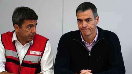 Le Premier ministre espagnol, Pedro Sanchez, et le président de la Région de Valence, Carlos Mazon, le 31 octobre 2024, à L'Eliana, dans la province de Valence. (MANAURE QUINTERO/AFP)