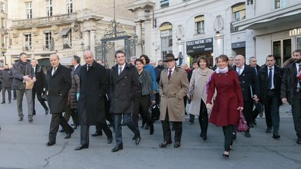 Le gouvernement se rendant à pied à l'Elysée pour le premier conseil des ministres de l'année, le 4 janvier 2016 à Paris. (JACQUES DEMARTHON / AFP)