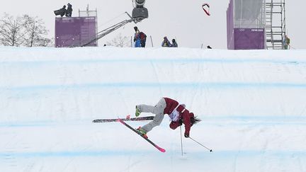 Grosse frayeur pour&nbsp;Yuki Tsubota en ski Slopestyle. La skieuse canadienne&nbsp;a perdu le contr&ocirc;le lors de la r&eacute;ception d'un de ses sauts, mardi 11 f&eacute;vrier. elle s'en tire avec une m&acirc;choire cass&eacute;e.&nbsp; (JAVIER SORIANO / AFP)