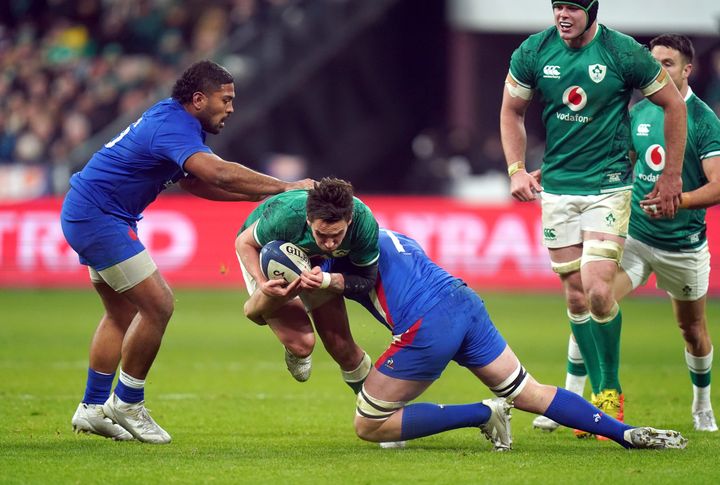 Anthony Jelonch&nbsp;plaque l'Irlandais Joey Carbery, le 12 février 2022, au Stade de France, lors du Tournoi des six nations. (ADAM DAVY / MAXPPP)