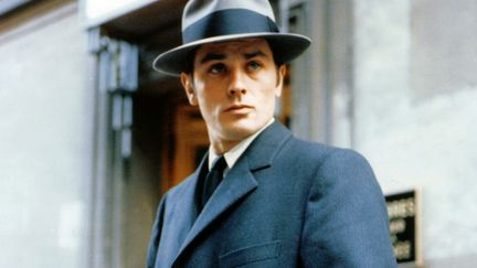 L'année 1967 marque la sortie d'un monument : Le Samouraï de Jean-Pierre Melville. Alain Delon, dans un rôle presque muet, s'éloigne de sa réputation de bellâtre et dévoile tout son talent dramatique.&nbsp; (COMPAGNIE INDUSTRIELLE ET COMMER)