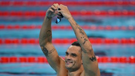 Florent Manaudou communie avec le public après la finale du 50 m nage libre des Jeux olympiques de Paris, le 2 août 2024. (OLI SCARFF / AFP)