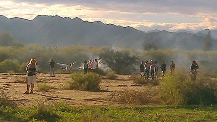 Les restes d'un des deux hélicoptères accidentés lors du tournage de l'émission "Dropped", près de Villa Castelli en Argentine, le&nbsp;9 mars 2015. (GABRIEL GONZALEZ / AFP)