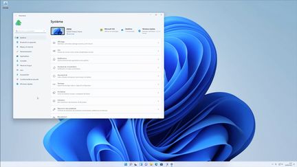 Windows 11 : nouvelle présentation pour "Paramètres" et pour le&nbsp;menu "Démarrer", par défaut en bas au centre de l'écran. (FRANCEINFO / BENJAMIN VINCENT)