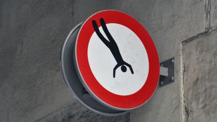 Une oeuvre de Clet Abraham dans une rue de Barcelone, en 2013.
 (Berliner Verlag/Steinach / dpa-Zentralbild / dpa Picture-Alliance)