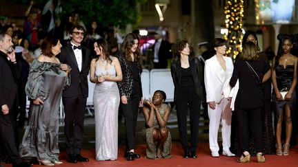 L'équipe du film "Le retour" est arrivée sur le tapis rouge après avoir arpenté à pied les rues détrempées de Cannes.  Au milieu, l'actrice Suzy Bemba se repose avant de monter les marches. (ANDREAS RENTZ / GETTY IMAGES EUROPE)