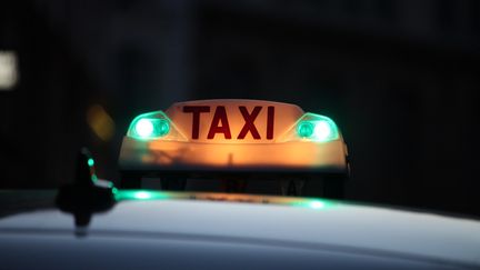 Le lumineux d'un taxi sur le toit de la voiture. Photo d'illustration.
 (AURÉLIEN ACCART / FRANCE-INFO)