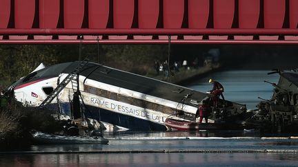 La rame d'essai du TGV Est dans le canal à Eckwersheim (Bas-Rhin), le 15 novembre 2015, après le&nbsp;déraillement de la veille. (FREDERICK FLORIN / AFP)